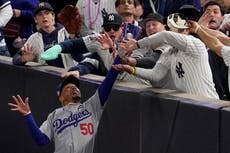 Fans que interfirieron en jugada vetados para juego 5 de la Serie Mundial en el Yankee Stadium