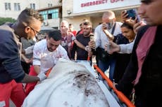 Paramédico de Gaza descubre que lleva el cuerpo de su propia madre, quien murió en un ataque israelí