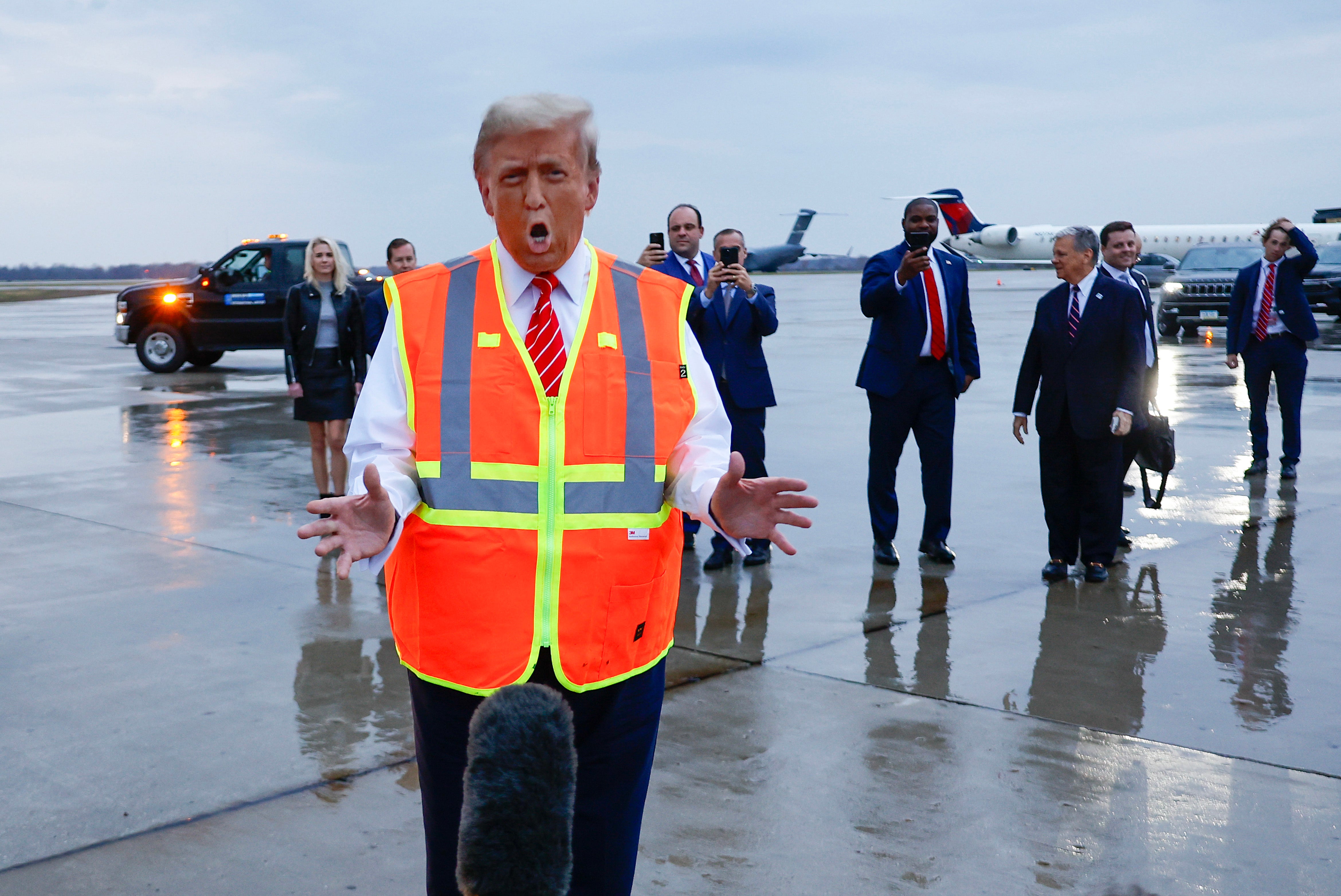 Trump se dirige a los medios de comunicación en el aeropuerto internacional Austin Straubel de Green Bay. Su visita pretendía burlarse de Biden, pero tuvo el efecto indeseado de recordar el origen del insulto “basura”