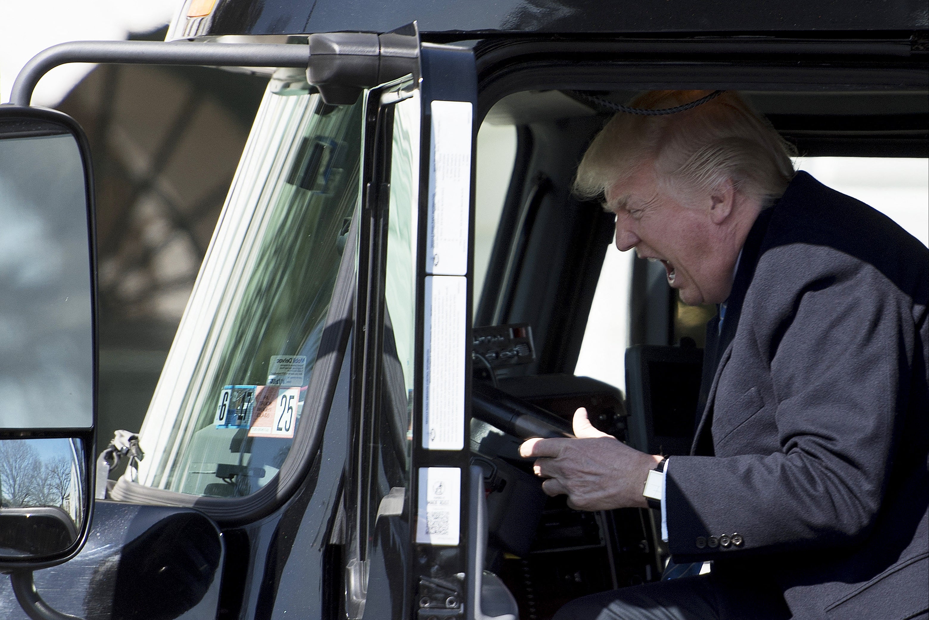 Es bien sabido que a Trump le encanta sentarse en camiones. Aquí aparece en el asiento del conductor de un semirremolque mientras recibe a camioneros y directores ejecutivos en la Casa Blanca el 23 de marzo de 2017, para hablar de sanidad