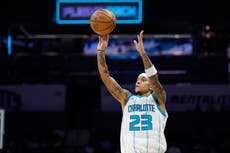 Mann anota 27, banca de Hornets aporta 72 para su 1er triunfo en casa, 138-133 ante Raptors