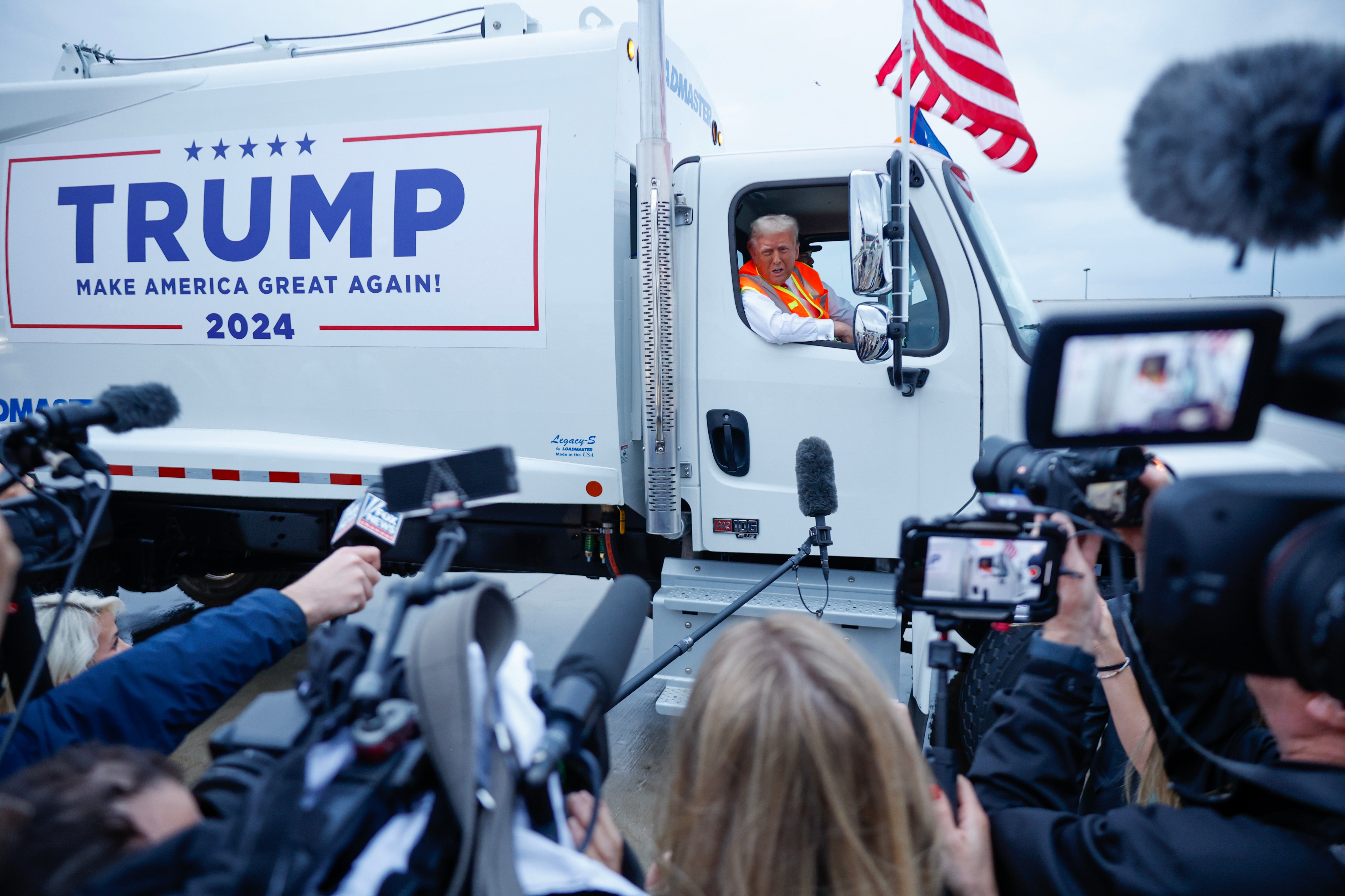 Donald Trump da una rueda de prensa desde el interior de un camión de basura con la marca Trump en el Aeropuerto Internacional Austin Straubel de Green Bay