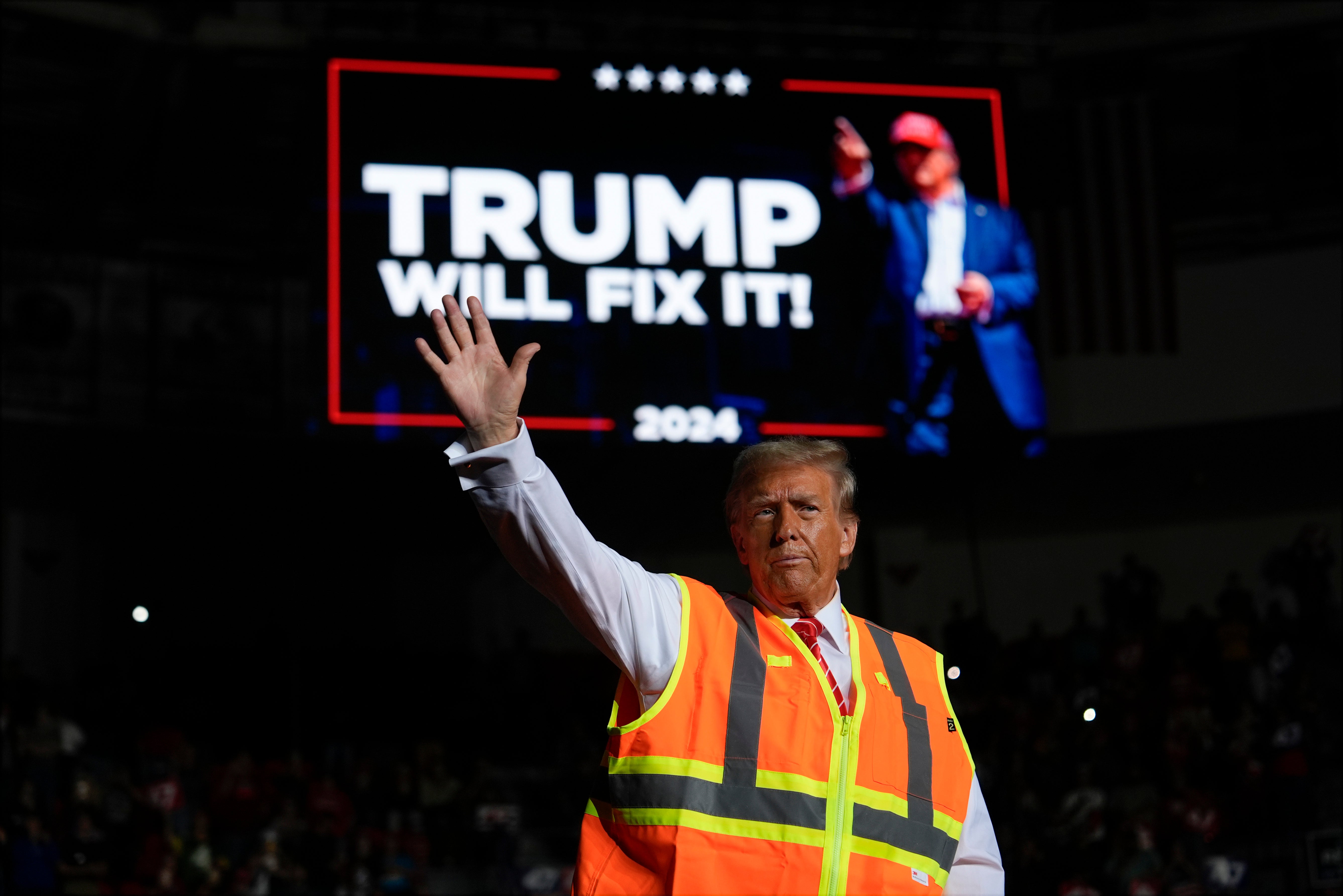 El republicano no se quitó el chaleco naranja brillante en su mitin en Green Bay, Wisconsin, lo que provocó un juicio poco halagador por parte de un experto en moda masculina