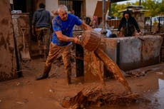 España busca más víctimas tras unas inundaciones históricas que dejaron al menos 95 muertos