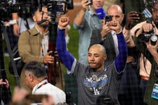 Zapatillas de Freeman y guantes de Betts al Salón de la Fama del béisbol