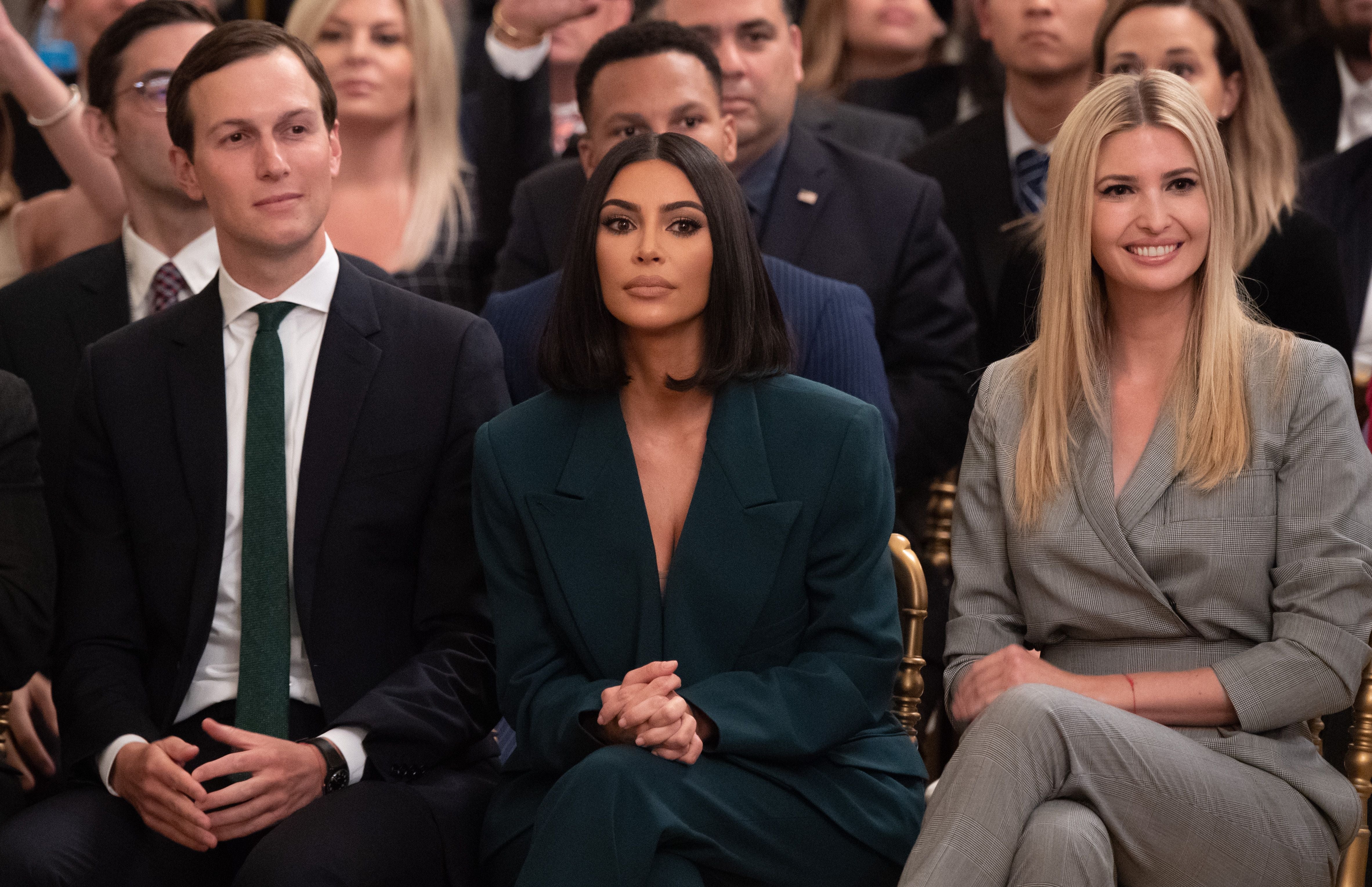 Kim Kardashian (centro) con Ivanka Trump (derecha) y Jared Kushner escuchando a Donald Trump hablar sobre la contratación de segunda oportunidad y la reforma de la justicia penal en 2019