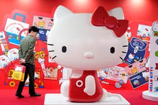 A los 50, Hello Kitty es tan "kawaii" y lucrativa como siempre