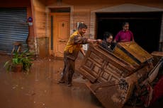 Sobrevivientes de inundación en España afirman que autoridades tardaron en alertar del peligro