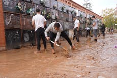 Españoles piden ayuda 3 días después de inundaciones históricas que dejaron al menos 158 muertos