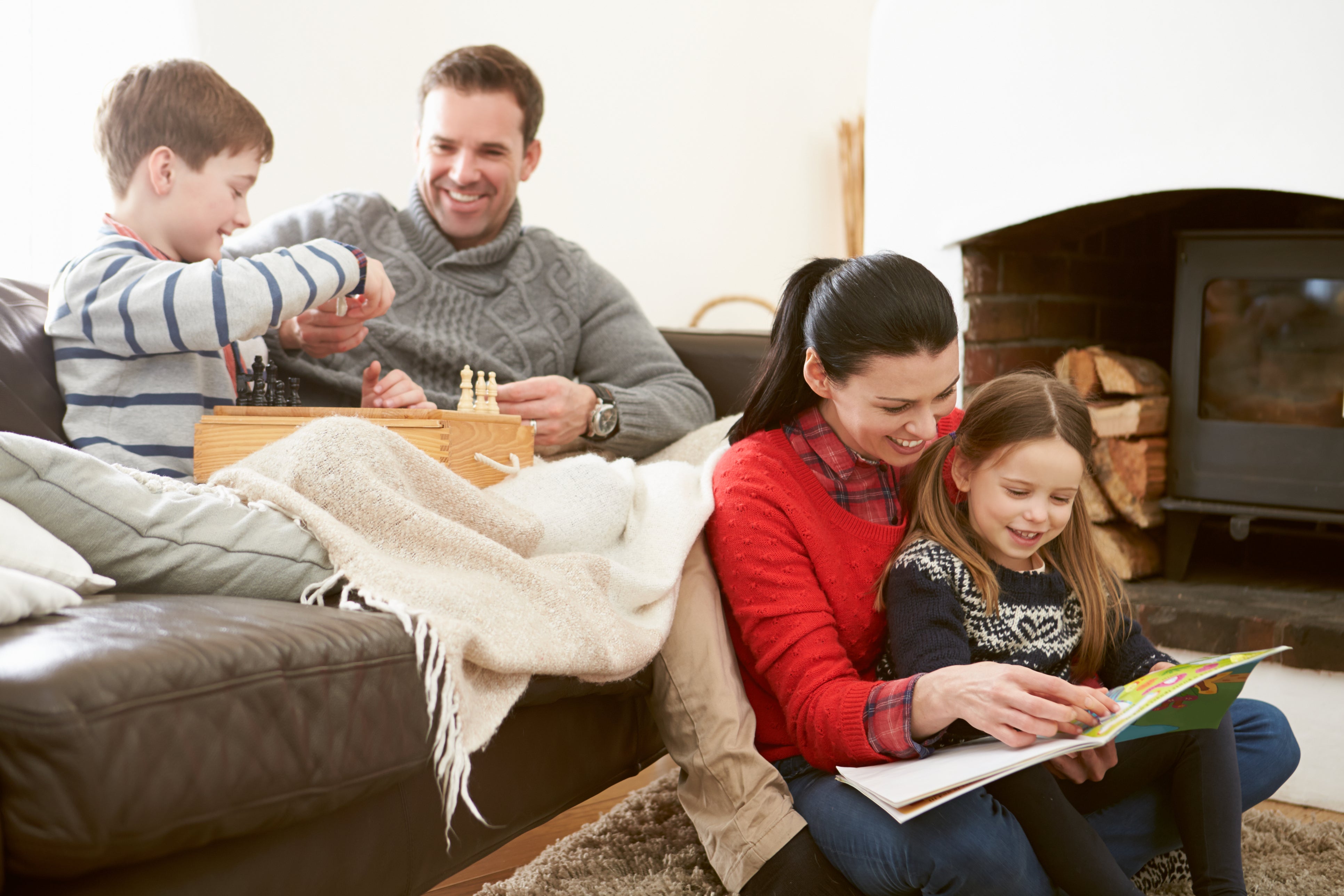 Una familia jugando en el living de su hogar