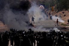 Policías enfrentan a manifestantes para despejar rutas tras 19 días de cortes carreteros en Bolivia