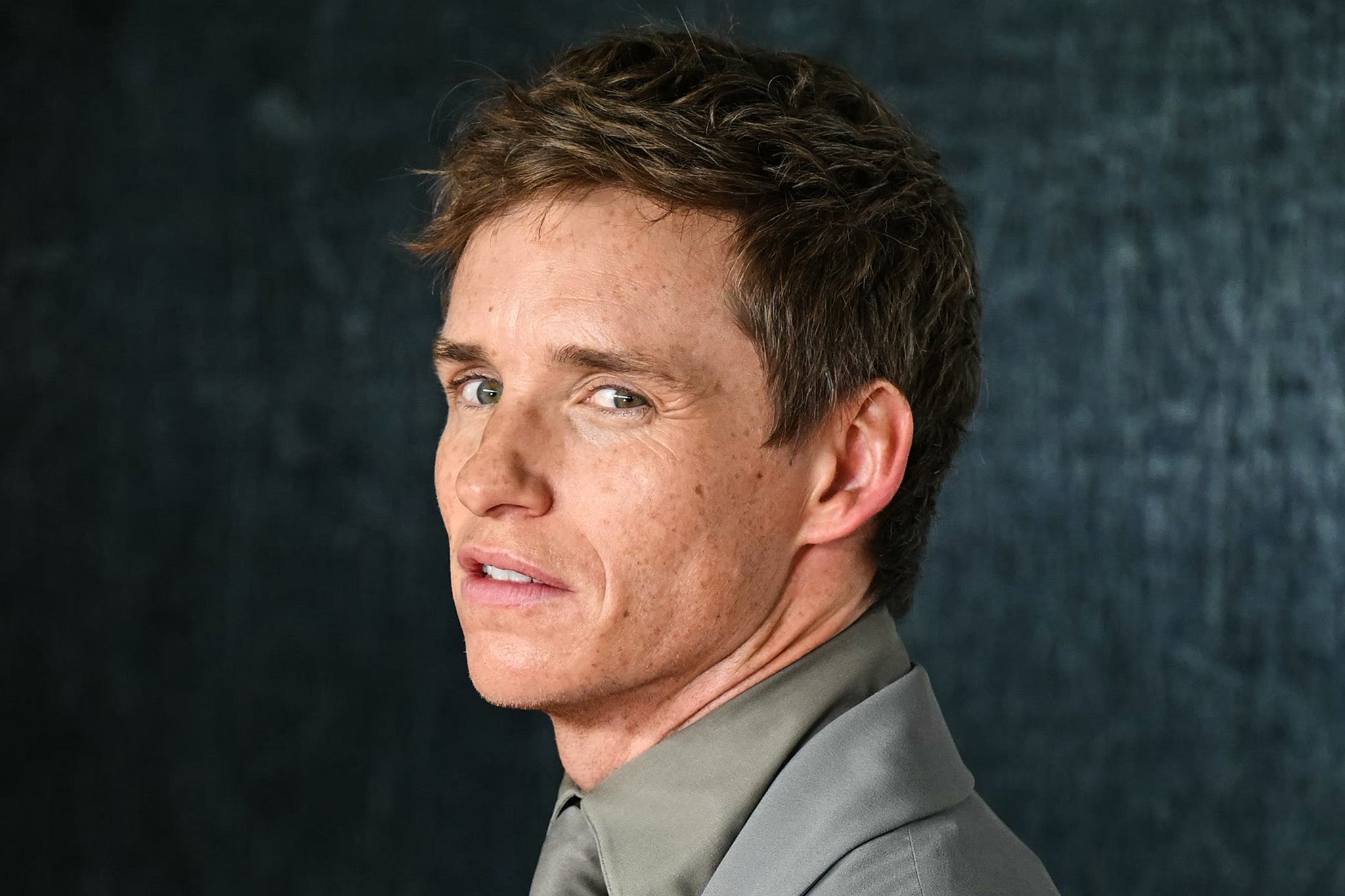 Eddie Redmayne detesta los huevos, ni siquiera soporta cargarlos