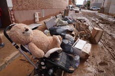 El gobierno enviará 10.000 soldados y policías a Valencia tras letales inundaciones