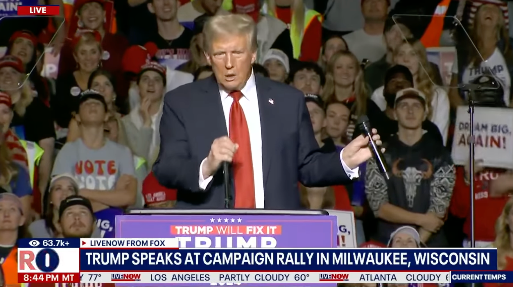 Trump pareció realizar el gesto durante un acto de campaña en Milwaukee el pasado 1 de noviembre