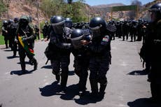 Bolivia acusa a "grupos irregulares" de tomar como rehenes a más de 200 militares tras protestas