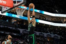 Tatum anota 29 puntos y Celtics vencen a Hornets 113-103, completando barrida en Charlotte