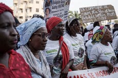 Mujeres senegalesas critican a países contaminantes en marcha por la justicia climática