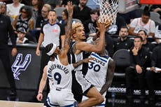 Johnson y Paul llevan a Spurs a victoria 113-103 sobre Timberwolves; Popovich ausente por enfermedad