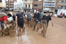 Supervivientes de inundaciones en España lanzan lodo e insultan al rey Felipe VI