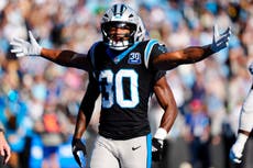 Hubbard corre para 2 TD’s, Young lidera serie ganadora y Panthers vencen a 23-22 a Saints