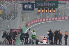 Hamilton lamenta no competir con el auto de Senna tras conducirlo antes del Gran Premio de Brasil