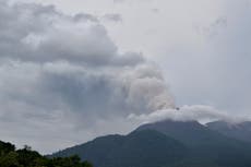 Una erupción volcánica en Indonesia quema casas y mata al menos a 6 personas