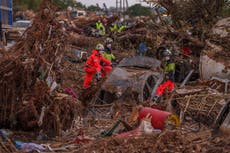 Aguaceros en Barcelona paralizan trenes mientras soldados buscan víctimas de crecidas en Valencia