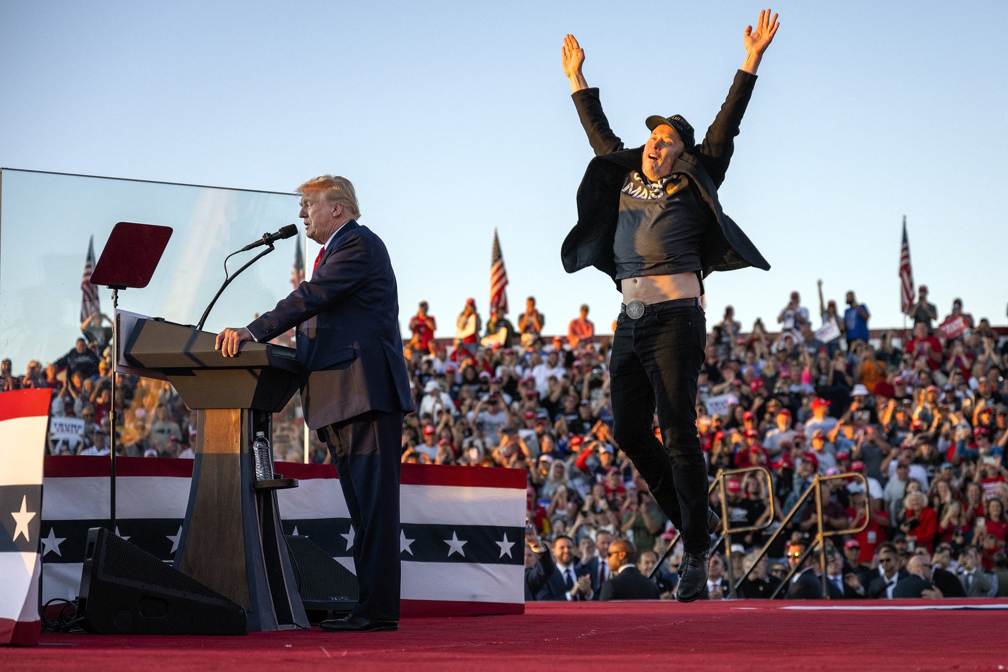 Elon Musk sube al escenario para unirse a Donald Trump durante un evento de campaña de campaña en Butler, Pensilvania, el 5 de octubre de 2024