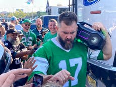 Jason Kelce se disculpa por incidente con teléfono celular en el partido Ohio State-Penn State