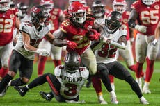 Mahomes lanza 3 pases de TD, Hunt define el juego en tiempo extra y Chiefs ganan 30-24 a Buccaneers