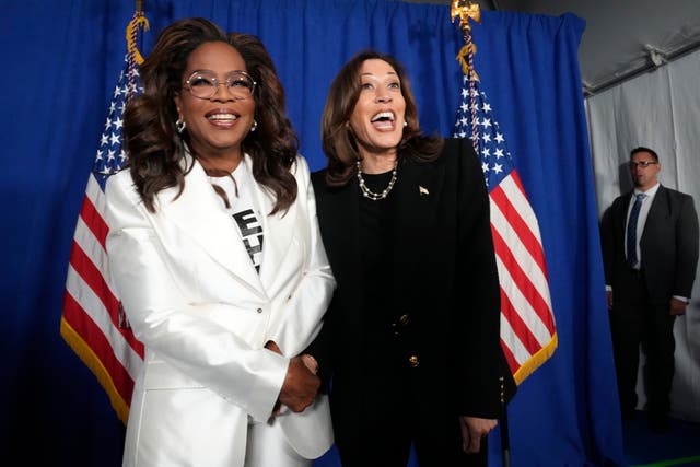 <p>Harris con Winfrey en un acto de campaña frente al Museo de Arte de Filadelfia el lunes </p>