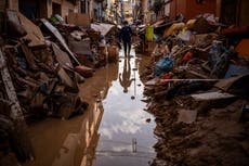 Una semana después de inundaciones en España, algunas familias siguen buscando a seres queridos