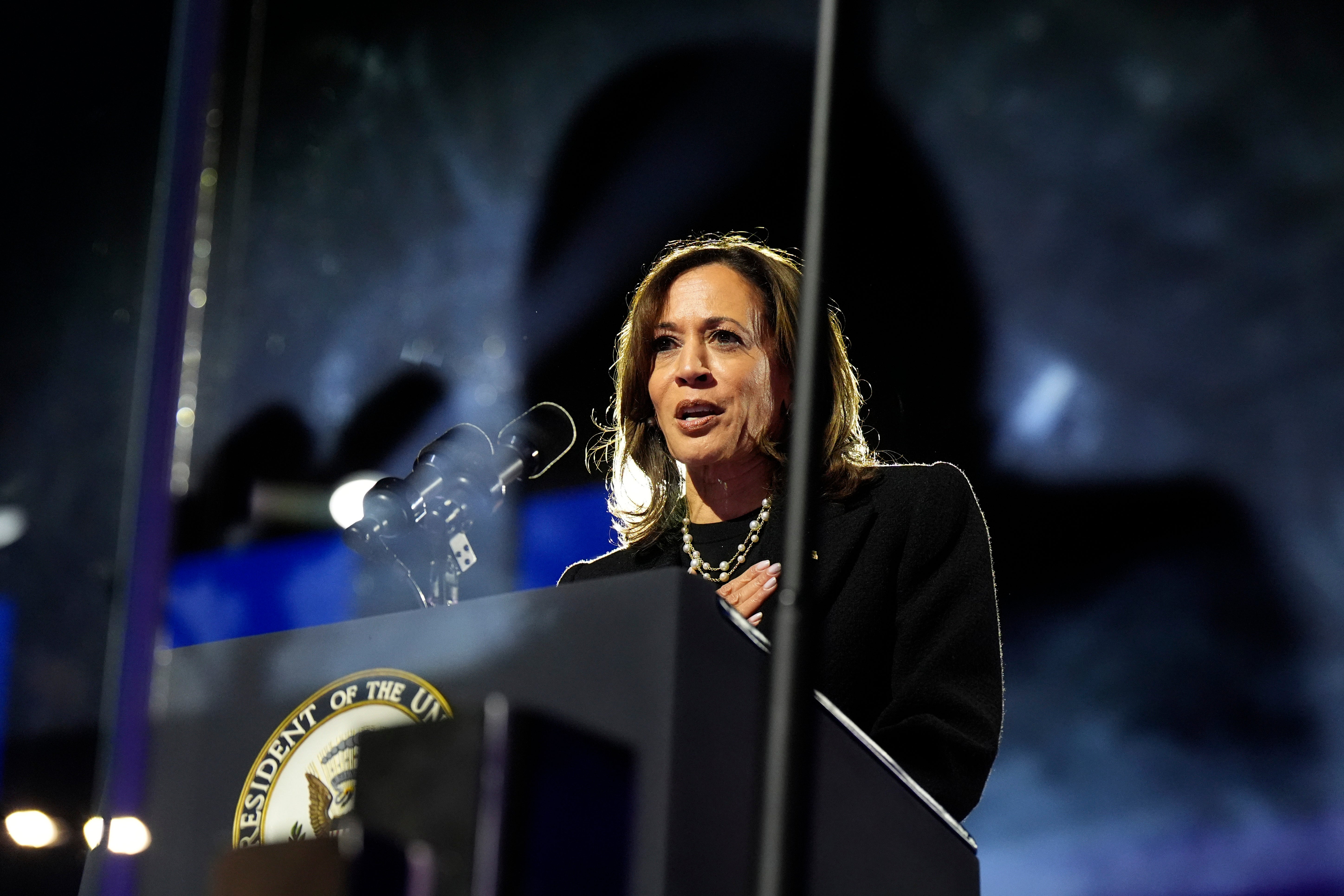 Harris habla durante un mitin de campaña frente al Museo de Arte de Filadelfia, en Filadelfia, EE. UU., el lunes