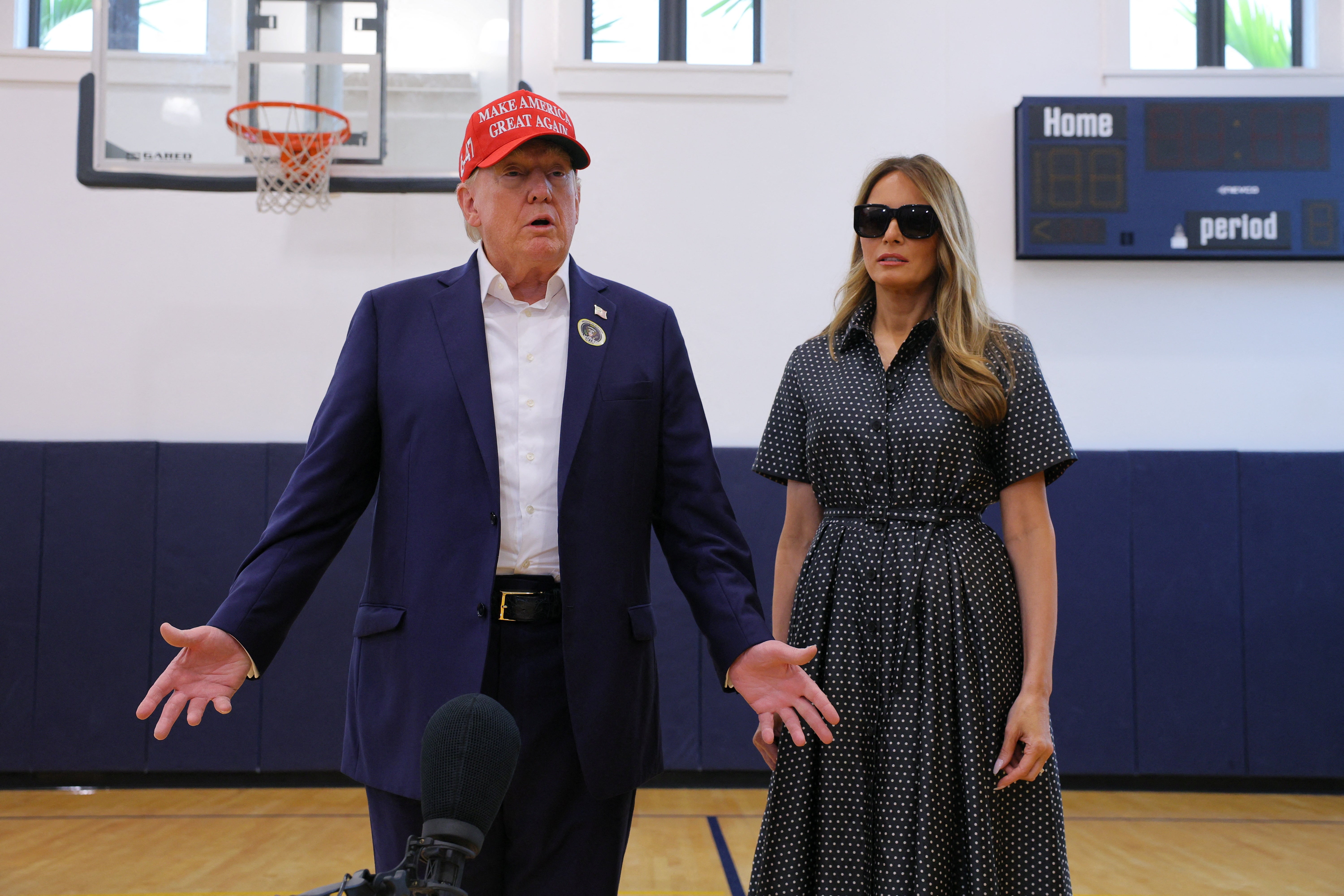 Trump y la ex primera dama Melania Trump votan en el Mandel Recreation Center el día de las elecciones en Palm Beach, Florida, el 5 de noviembre