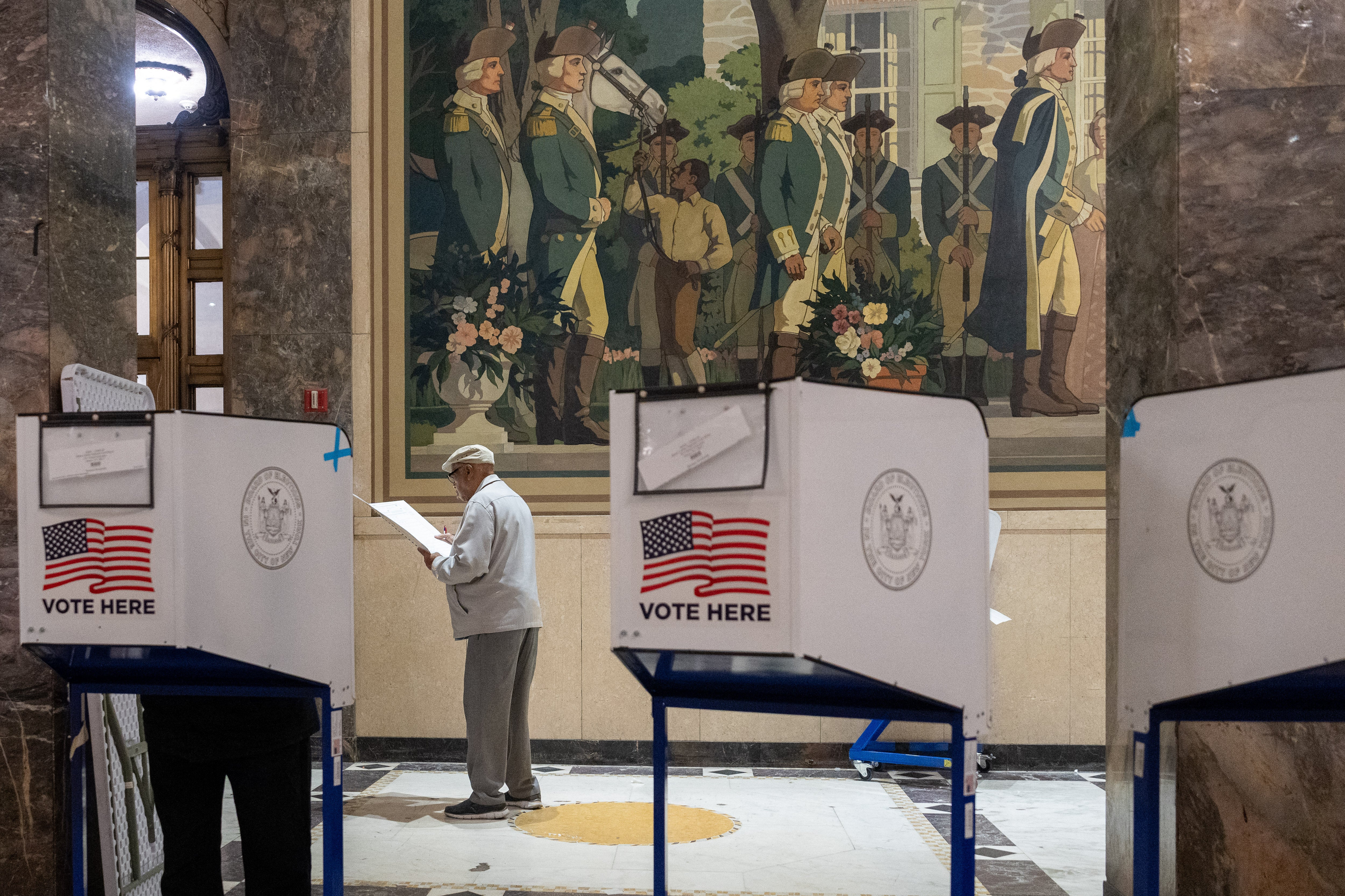 Votantes en un centro electoral del distrito del Bronx el 5 de noviembre (Nueva York, EE. UU.)