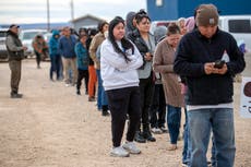 Sondeo AP: La economía es clave para los votantes, pero también les preocupa la democracia