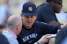 Cashman da la impresión de que Boone seguirá como mánager de Yankees