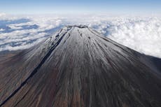 El monte Fuji exhibe su icónica capa de nieve tras el mayor retraso en 130 años