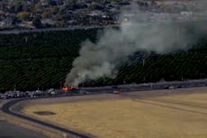 Cinco muertos tras estrellarse un pequeño avión contra un auto al despegar de suburbio en Phoenix