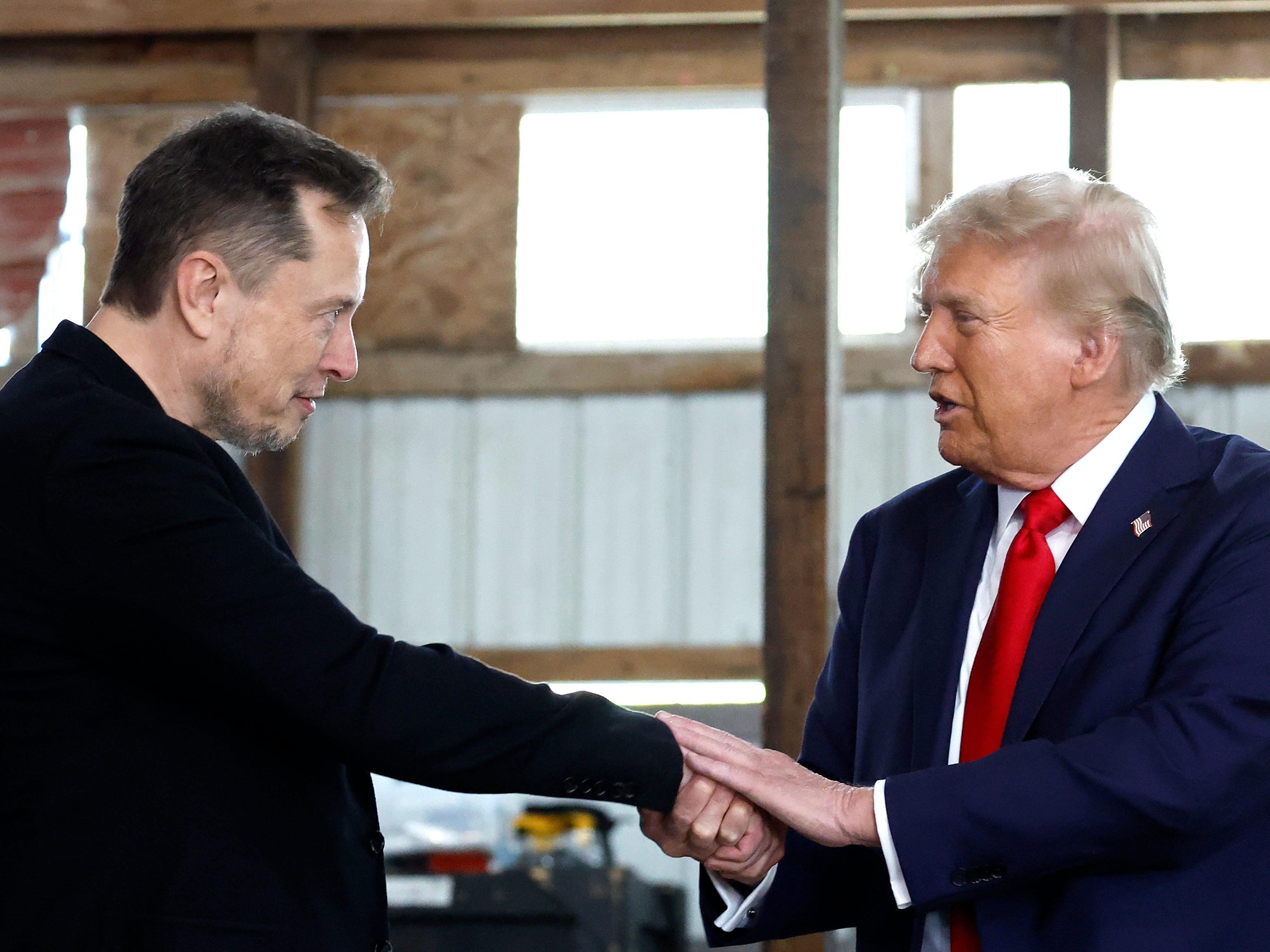 Una persona que se alegra de la victoria electoral de Donald Trump es Elon Musk