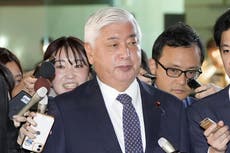 El ministro de Defensa de Japón visita buque de guerra surcoreano para fortalecer lazos