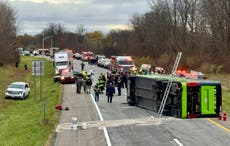 Una persona resulta gravemente herida tras volcar un autobús en autopista de Nueva York