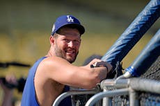 Kershaw, lanzador veterano de Dodgers, busca recuperarse tras 2 cirugías