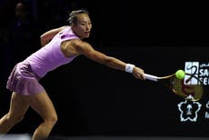 Zheng vence a Krejcikova y alcanza la final de las Finales WTA