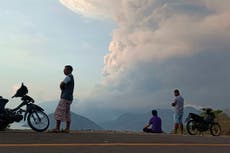 El volcán Lewotobi Laki Laki de Indonesia expulsa ceniza ardiente