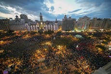 Miles protestan contra el líder de Valencia por mala respuesta a las inundaciones