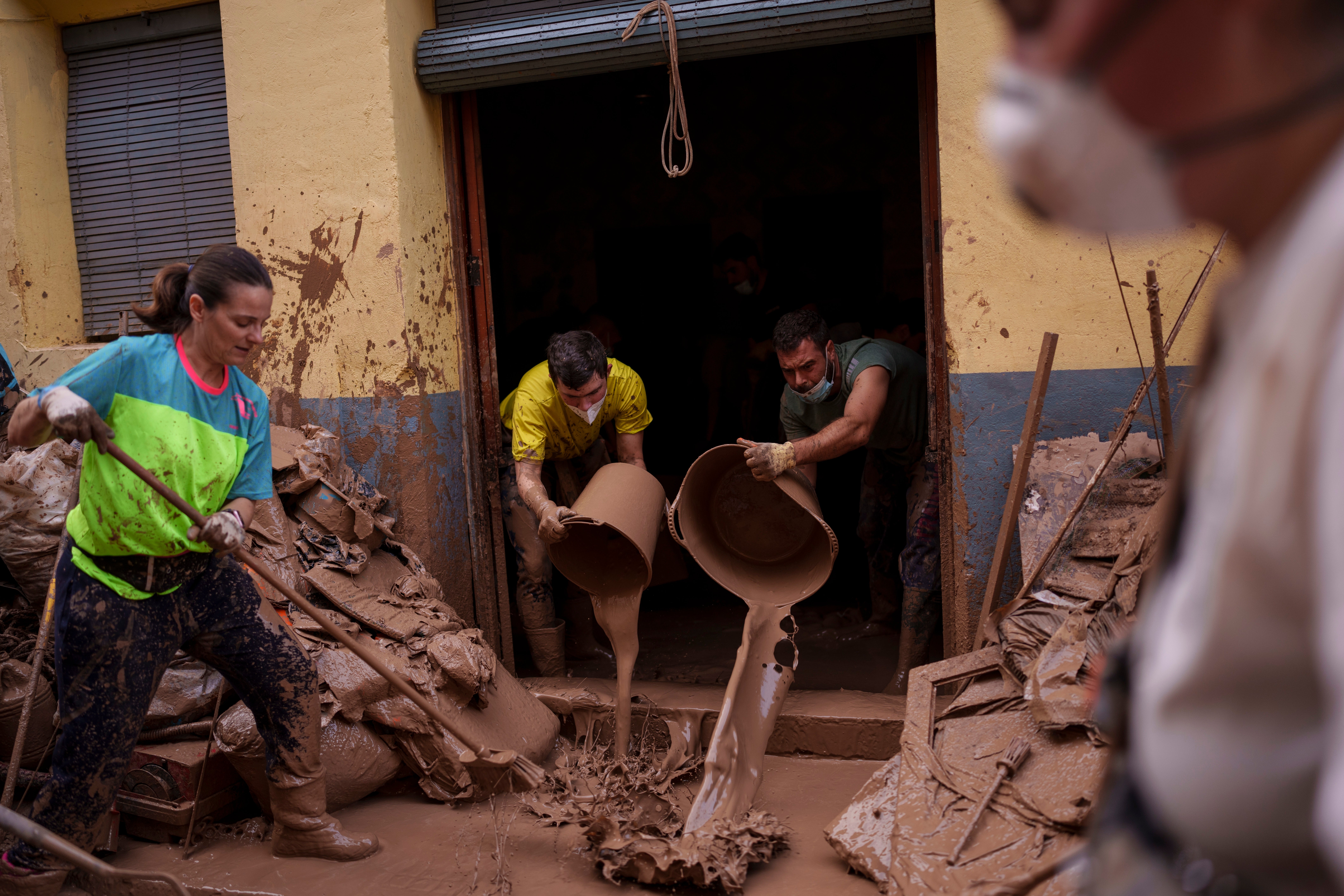 Vecinos limpian el barro de una casa afectada por las inundaciones de Algemesí en octubre. Se teme que un nuevo temporal pueda causar más estragos en la región