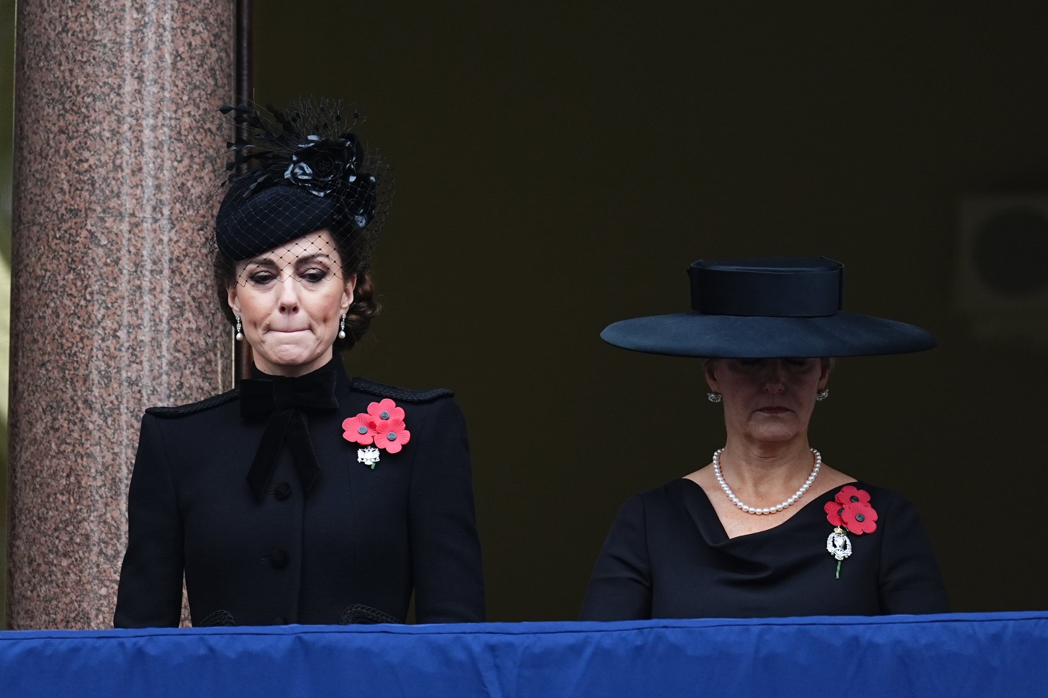 Kate se mostró visiblemente conmocionada mientras escuchaba con atención durante la ceremonia conmemorativa