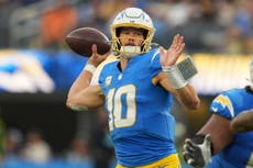 Justin Herbert logra touchdowns pasando y corriendo mientras Chargers vencen 27-17 a Titans