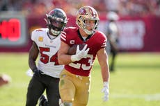 McCaffrey está feliz de volver al campo y hacer jugadas en su debut, aportando al triunfo de 49ers